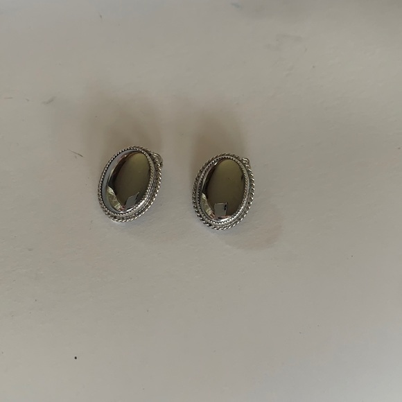 ❌SOLD❌Sarah Coventry Clip On Earrings - Picture 4 of 5